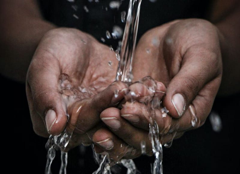 Grundwasser fließt in geöffnete Hände