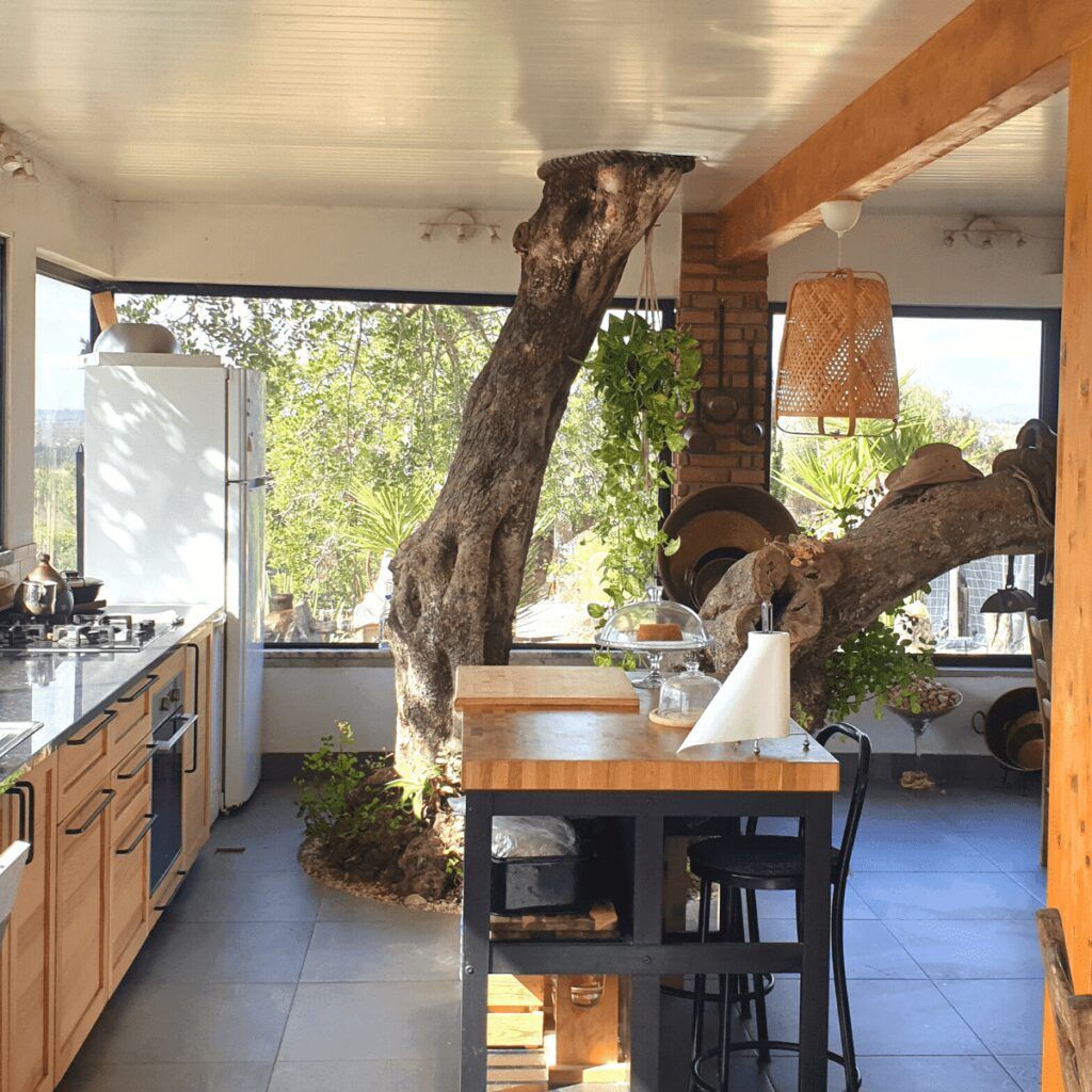 Nachhaltige Küchen Inspiration; Küche die um einen Baum herumgebaut wurde