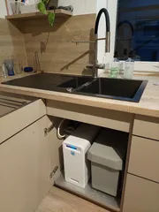 Küchenspüle mit Armatur und Anlage im Unterschrank