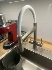 LivingTap-Armatur an einer Edelstahlspüle