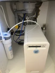 LivingTap-Anlage mit Anschlüssen unter der Spüle