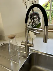 Nahaufnahme der LivingTap-Armatur an der Küchenspüle