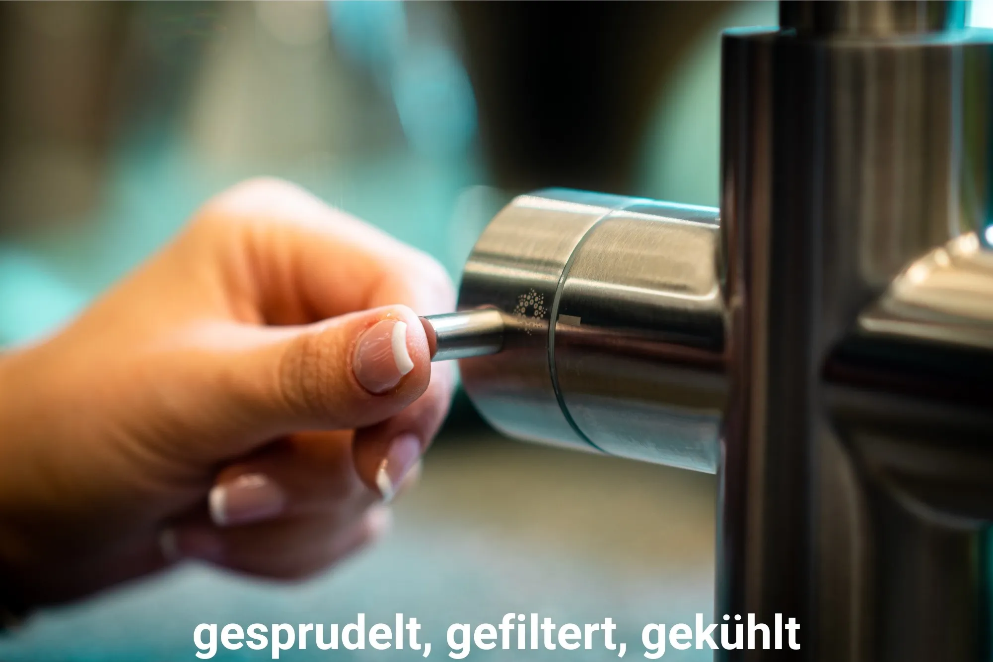 LivingTap Pro – gesprudelt, gefiltert, gekühlt Hand dreht Regler am LivingTap Pro Wasserhahn mit Sprudelfunktion