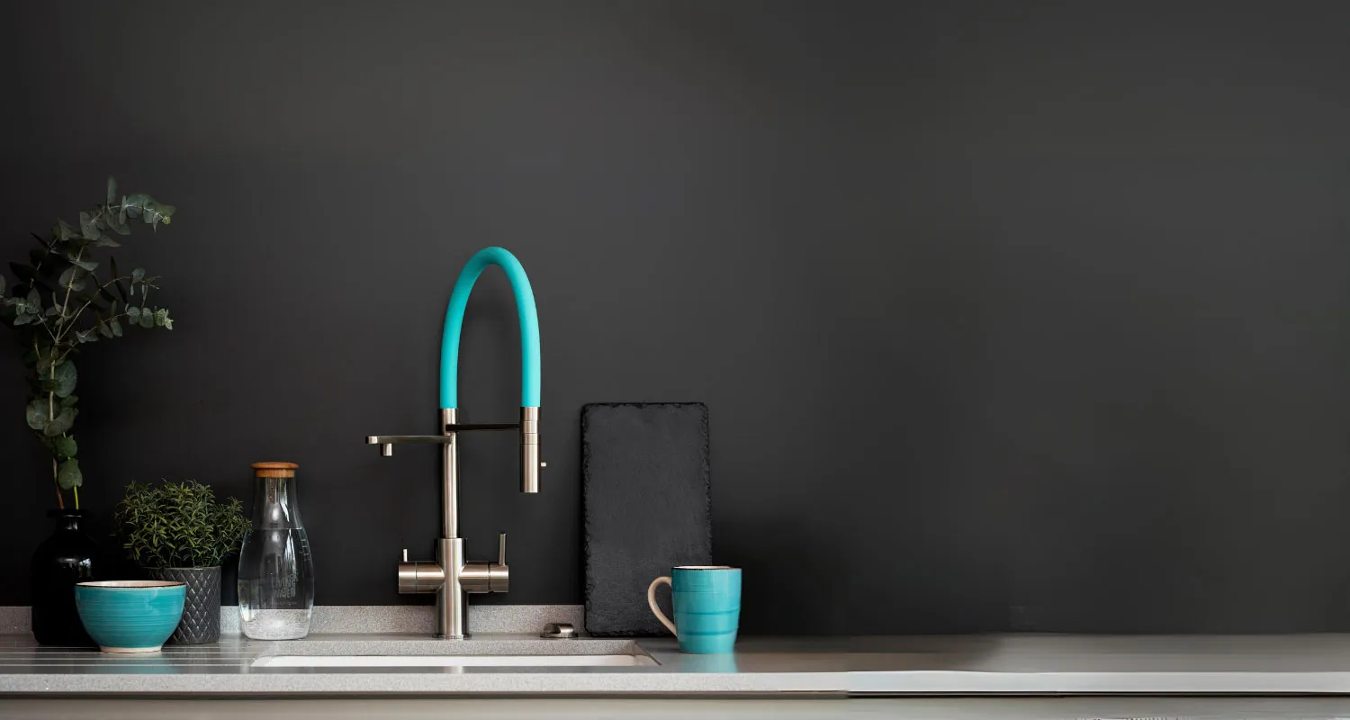 LivingTap-Wasserhahn in einer modernen Küche.