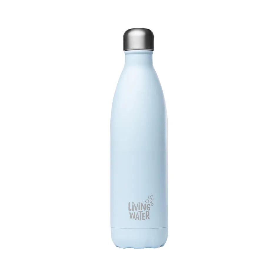 Eine blaue Edelstahl-Trinkflasche mit einem silbernen Deckel und dem Schriftzug „Living Water“.