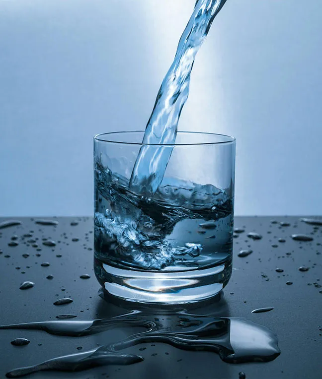 Symbolbild für sauberes Wasser nach der Filterung mit Aktivkohle.