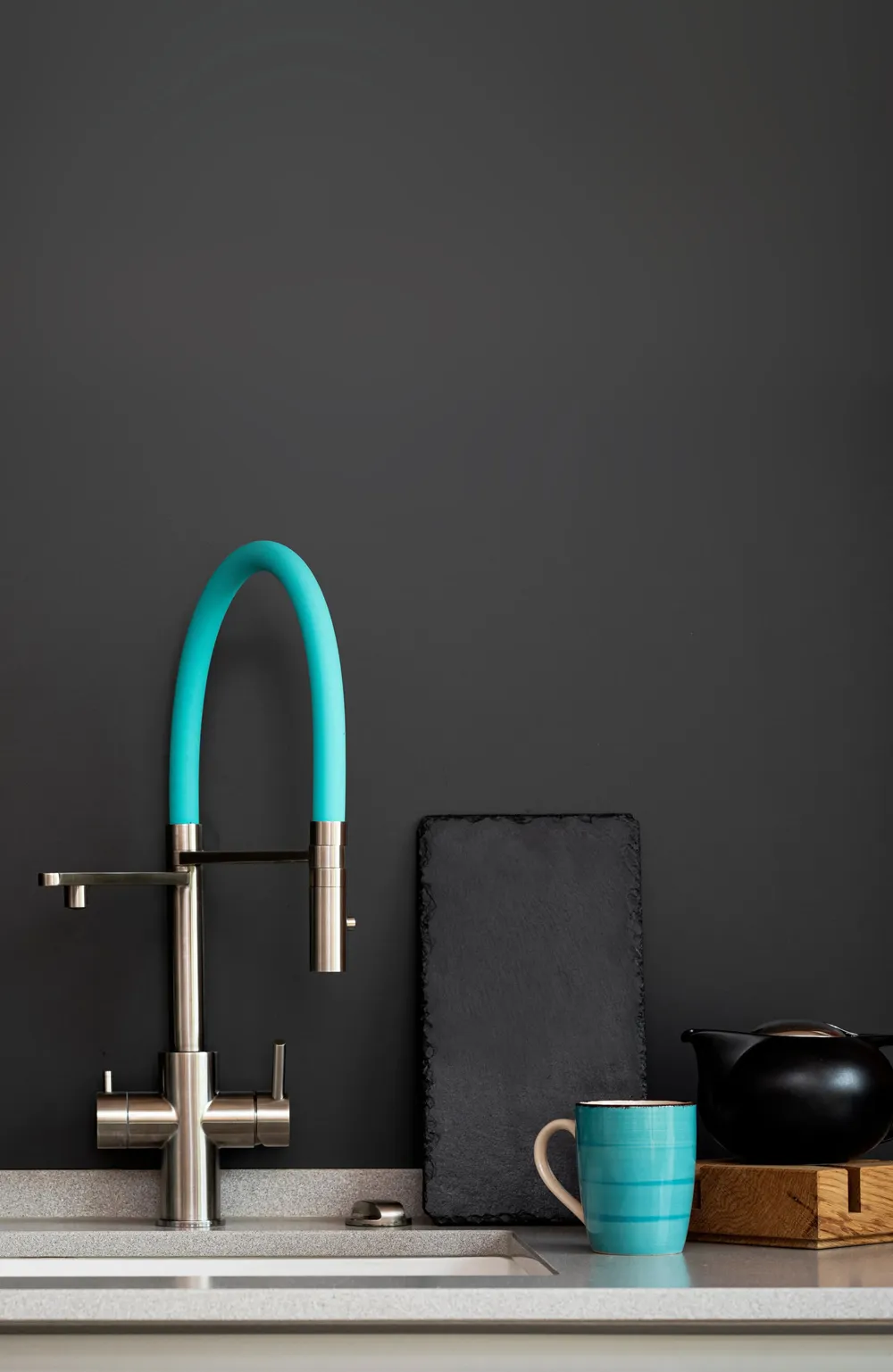LivingTap-Wasserhahn in einer modernen Küche.