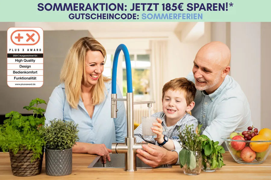 Familie in moderner Küche lächelt, während ein Kind mit Unterstützung der Eltern frisches Wasser aus einem hochwertigen Living Water Wasserhahn einschenkt – Sommeraktion mit 185 € Rabatt, Gutscheincode SOMMERFERIEN