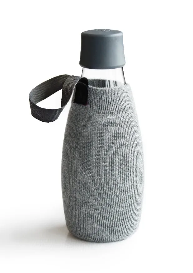 Eine Glasflasche mit einem grauen Strumpf als Hülle und einem grauen Deckel.