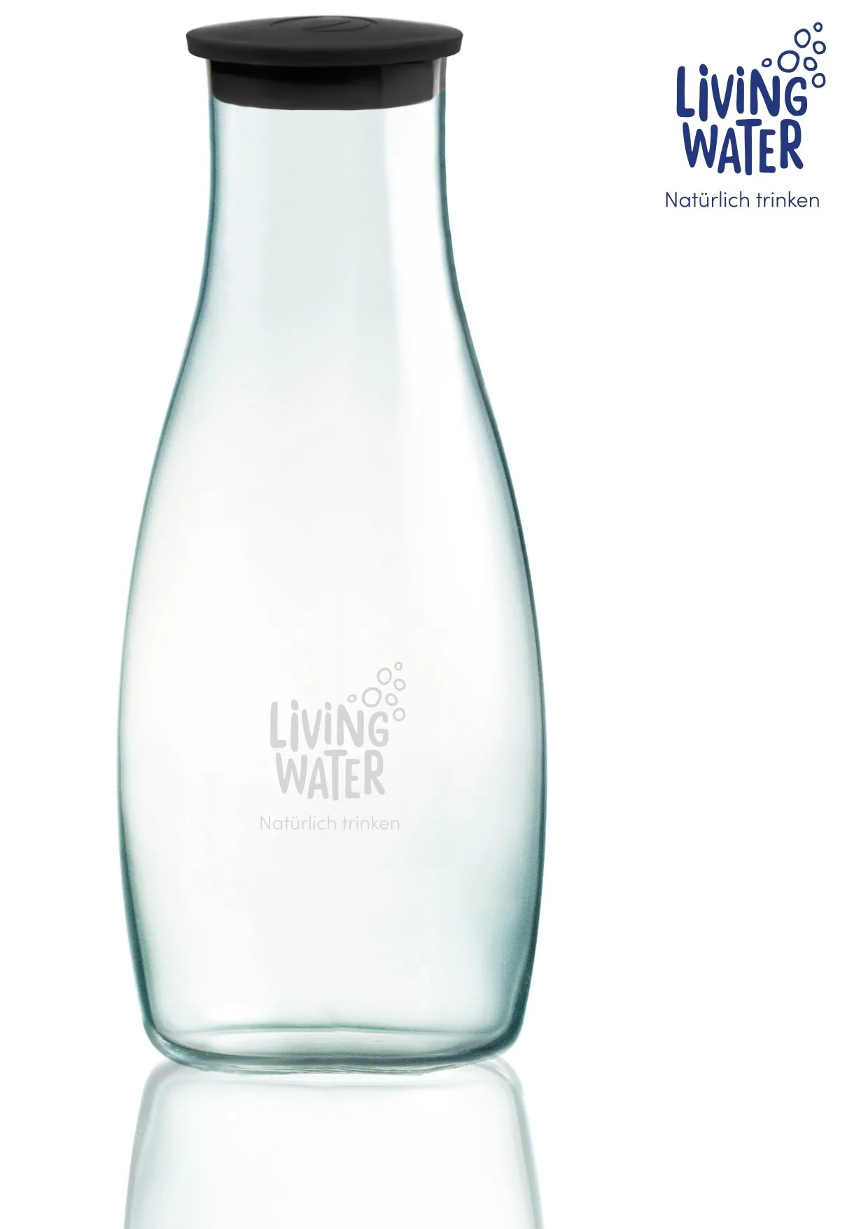Eine durchsichtige Glaskaraffe mit schwarzem Deckel und dem Logo „Living Water“.