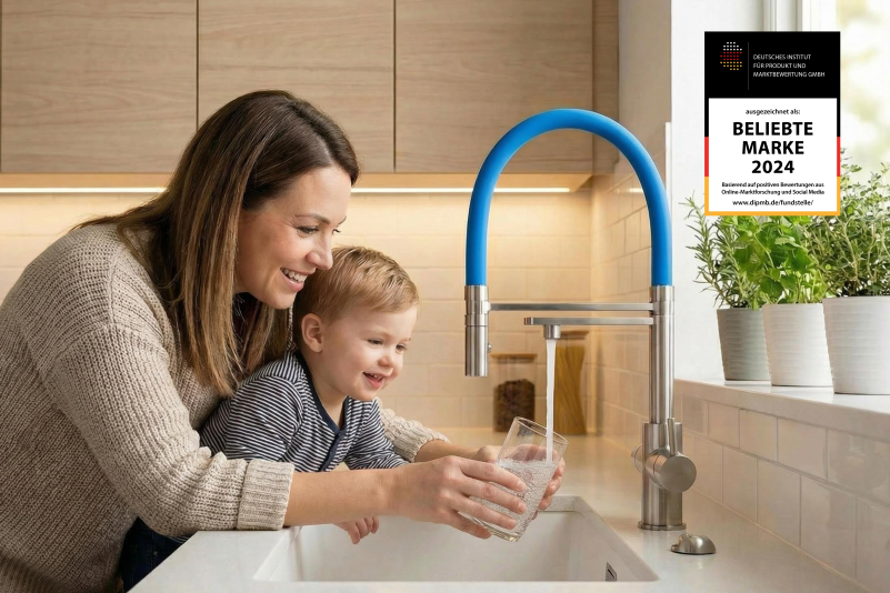 Eine Mutter und ihr Kind zapfen mit dem Livingtap Basic Wasserhahn gefiltertes Wasser in ein Glas in der Küche.