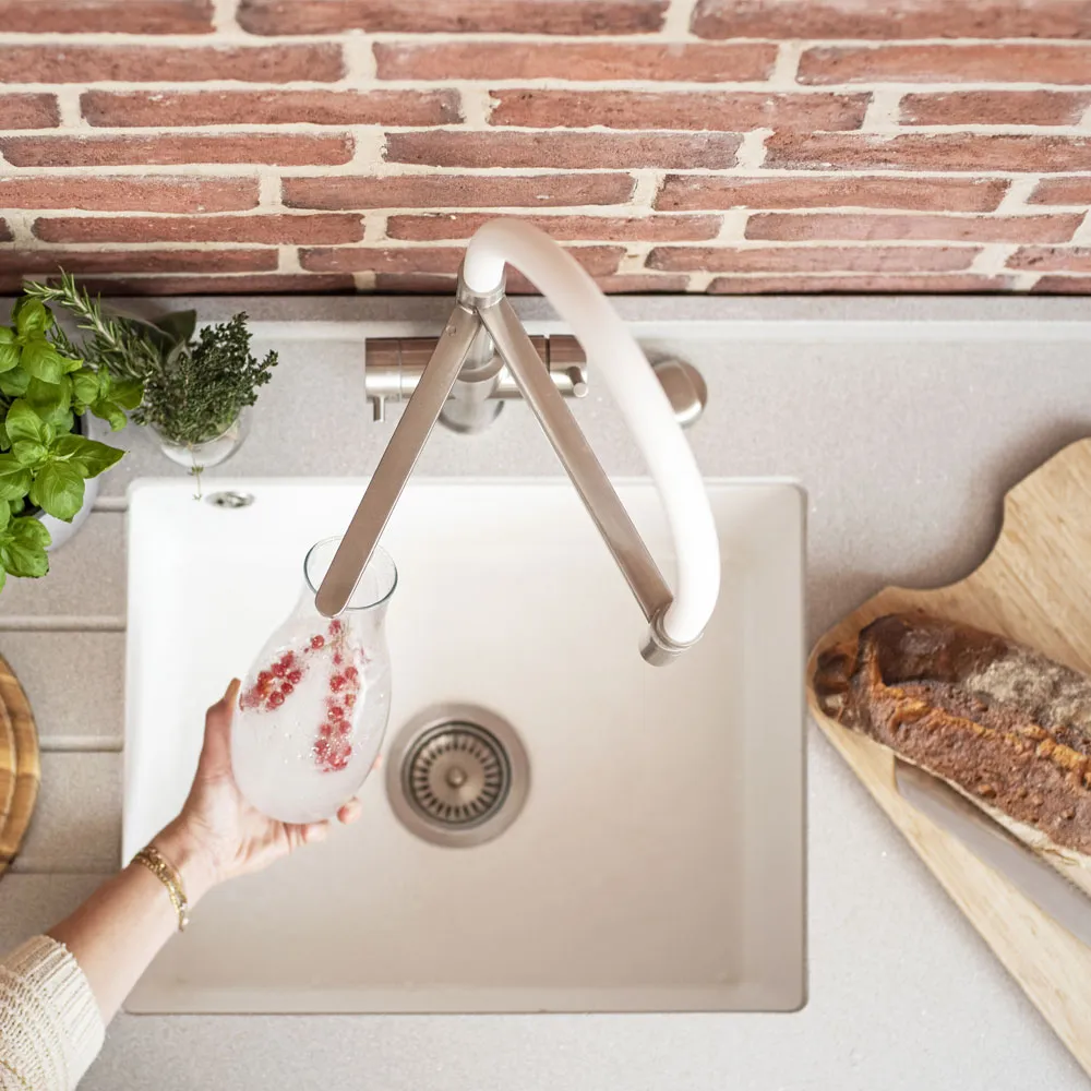 LivingTap Pro Edelstahl-Wasserhahn mit zwei Hebeln für stilles, gekühltes und sprudelndes gefiltertes Wasser sowie heißes und kaltes Leitungswasser.