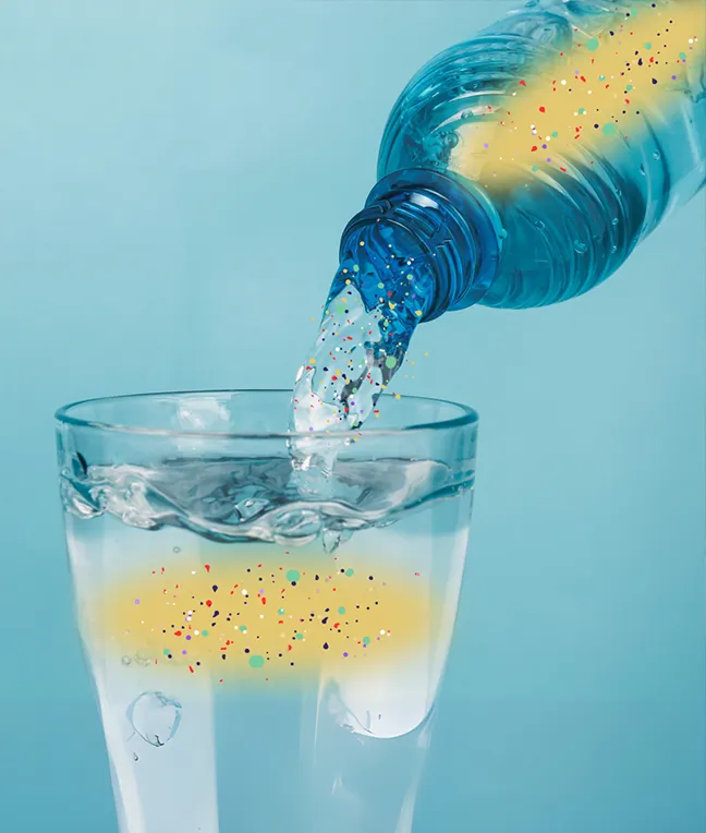 Visualisierung von buntem Nanoplastik, das aus einer PET-Flasche in ein Glas Wasser geschüttet wird.