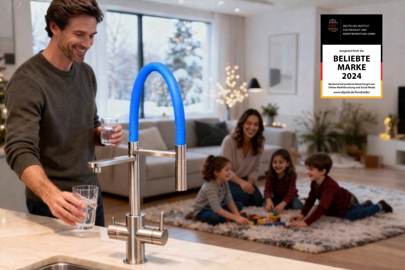 Sprudelwasserhahn in moderner Küche, Mann zapft Wasser, Familie mit Kindern im Hintergrund