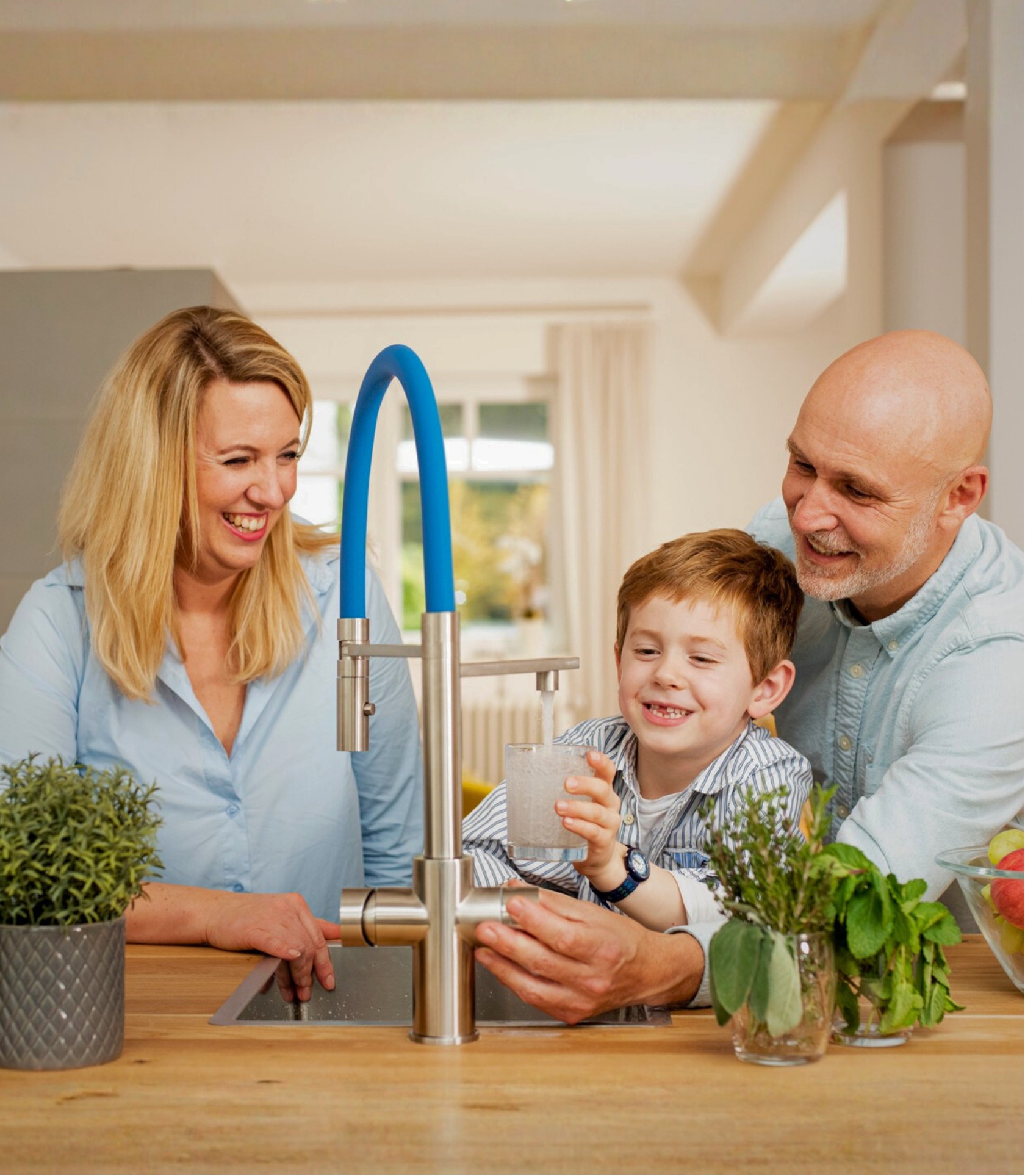 Sprudelwasserhahn in moderner Küche im täglichen Gebrauch