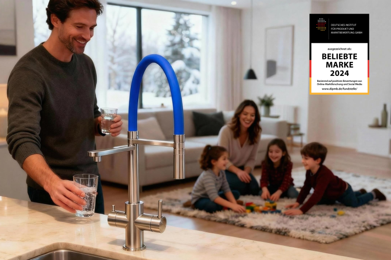 Ein Mann zapft mit dem Livingtap Pro Wasserhahn gefiltertes Wasser in ein Glas, während im Hintergrund eine Familie im Wohnzimmer spielt.