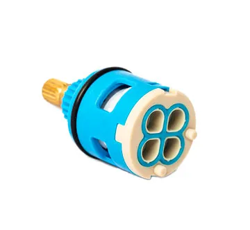 Ein blauer Adapter mit vier Öffnungen und einem goldenen Anschluss.