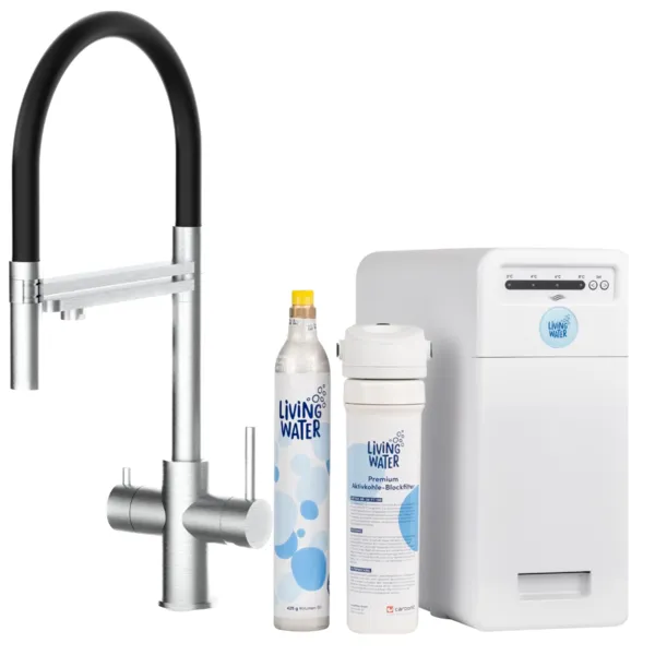 Moderne Wasserarmatur mit schwarzem Schlauch, Wassertank und zwei Filtern von "Living Water".