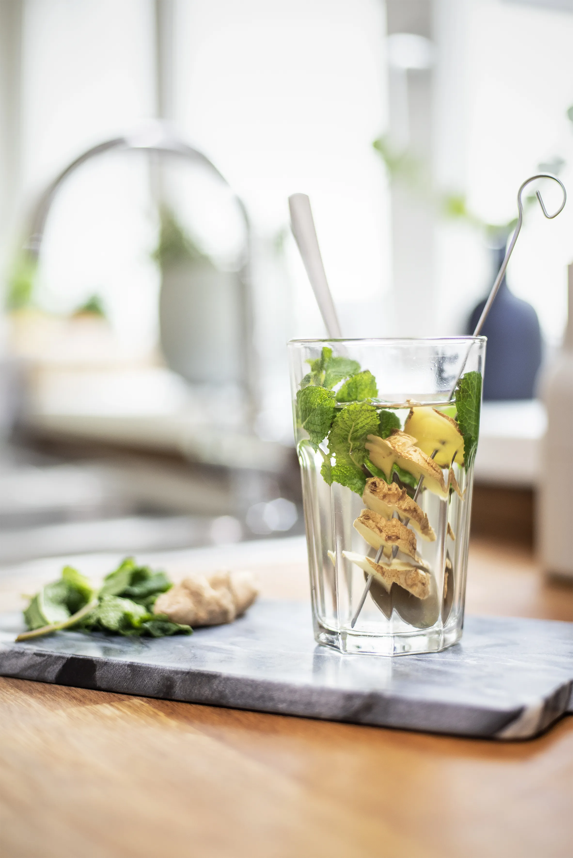 Immunsystem natürlich stärken mit Ingwer, Zitrone und Minze Vitaminreicher Aufguss mit Ingwer und Minze in der Küche