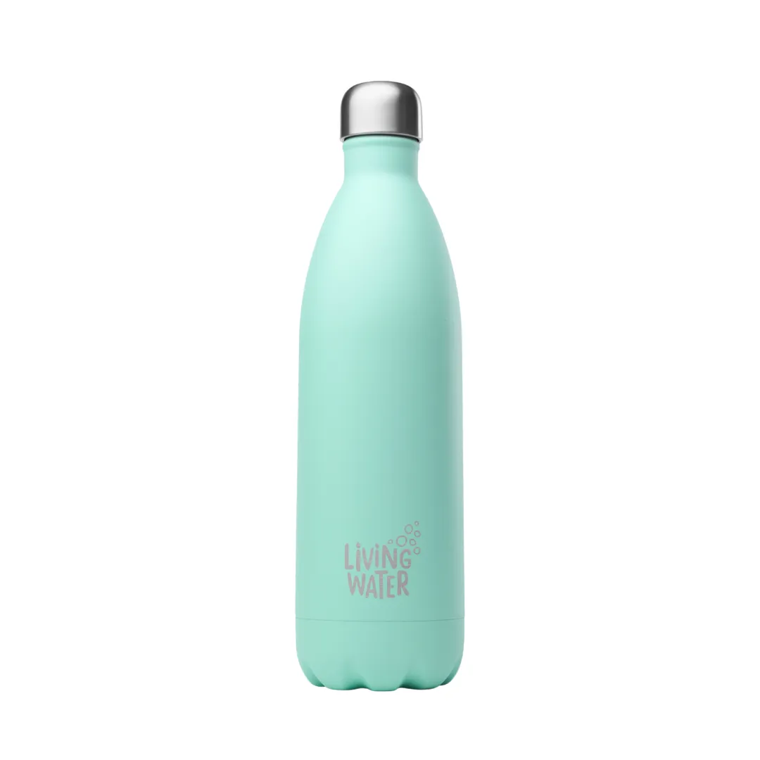Eine mintgrüne Edelstahl-Wasserflasche mit silberner Kappe und dem Aufdruck "Living Water".