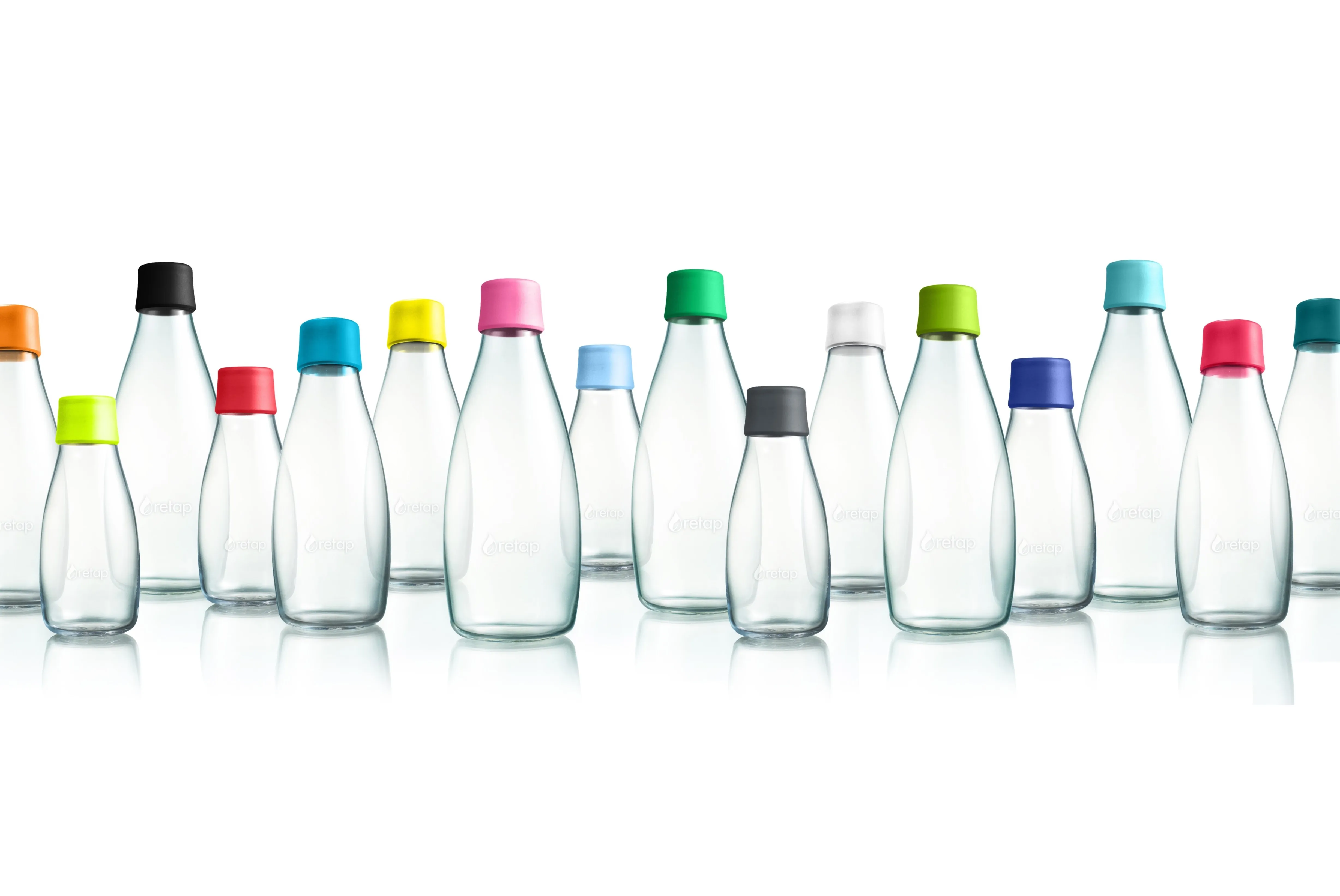 LivingTap Trinkflasche Eine Gruppe von transparenten Glasflaschen mit verschiedenen bunten Deckeln.