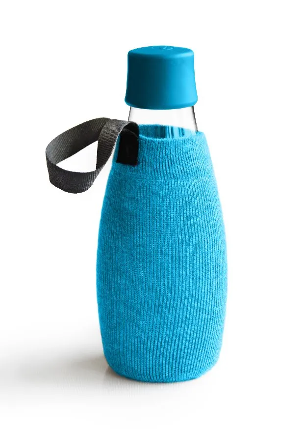 Eine Flasche in einem blauen Strumpf mit einem grauen Trageband.