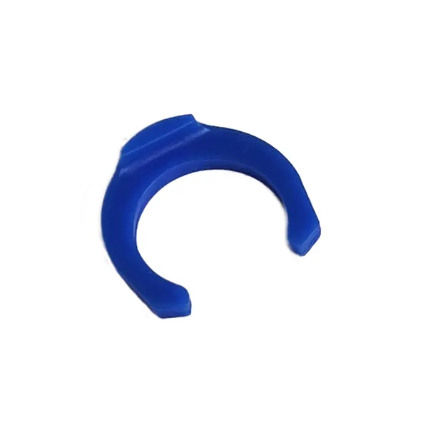 Blauer Kunststoffring in ungewöhnlicher Form.