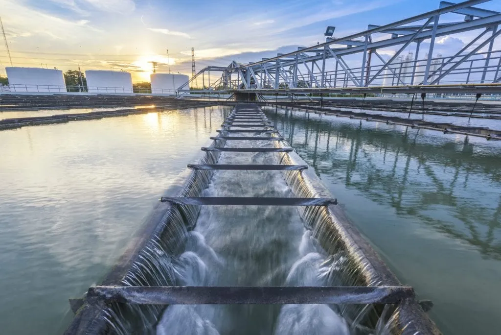 Multibarrieren-System zur Trinkwasserreinigung in Kläranlagen Wasseraufbereitungsanlage mit Klärbecken im Sonnenuntergang zur Trinkwassersicherung