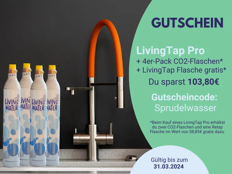 Gutscheinangebot für LivingTap Pro mit CO2-Flaschen und gratis Retap-Flasche. Moderne Küchenarmatur im Hintergrund und Wasserflaschen im Vordergrund.