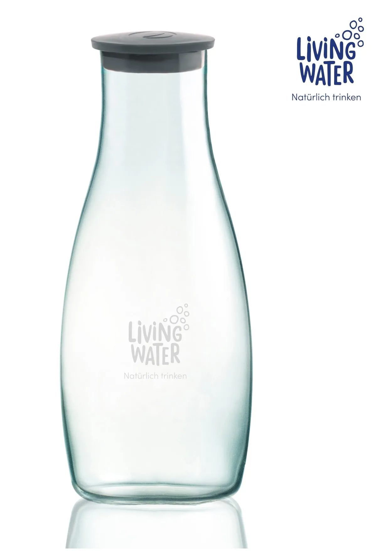 Eine transparente Glasflasche mit einem grauen Deckel und dem Logo "Living Water".