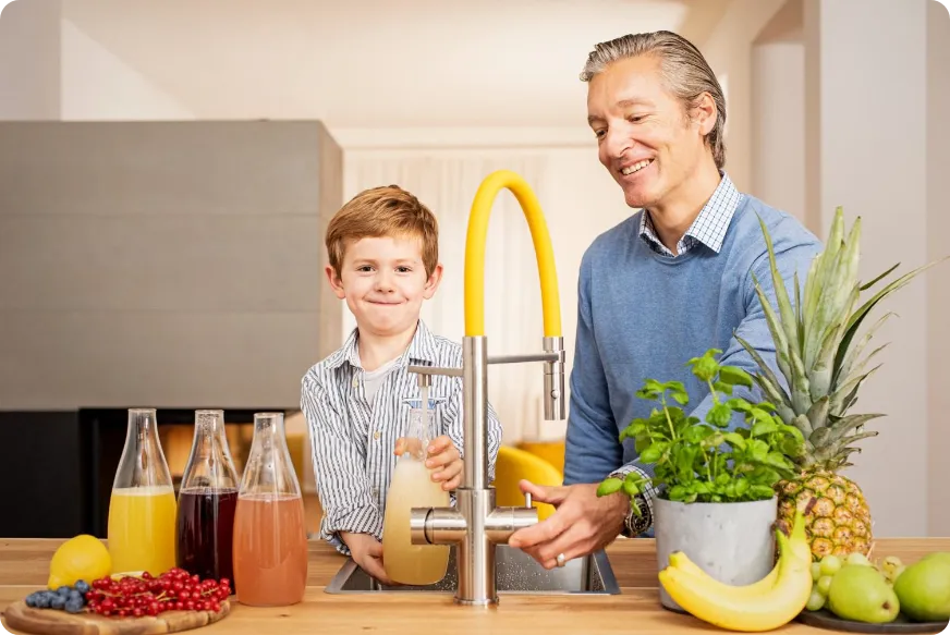 Infused Water mit Obst als Alternative zu gesüßten Getränken zubereiten