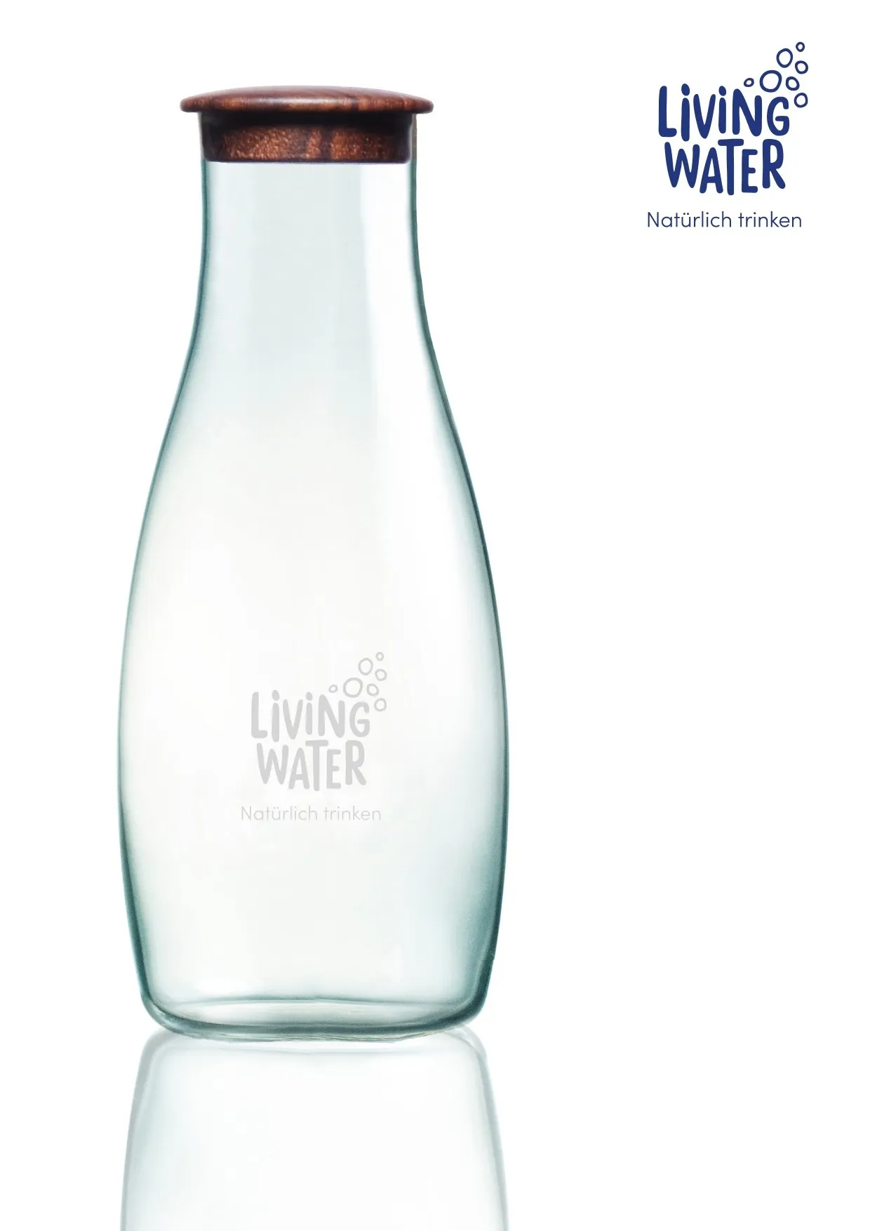 Ein durchsichtiger Glaskrug mit einem Holzdeckel und dem Aufdruck "Living Water - Natürlich trinken".