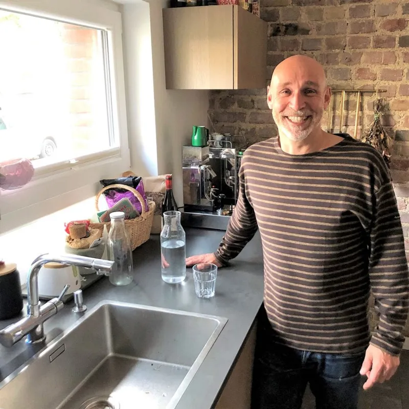 Living Water Kunde mit Glas Wasser in der Küche