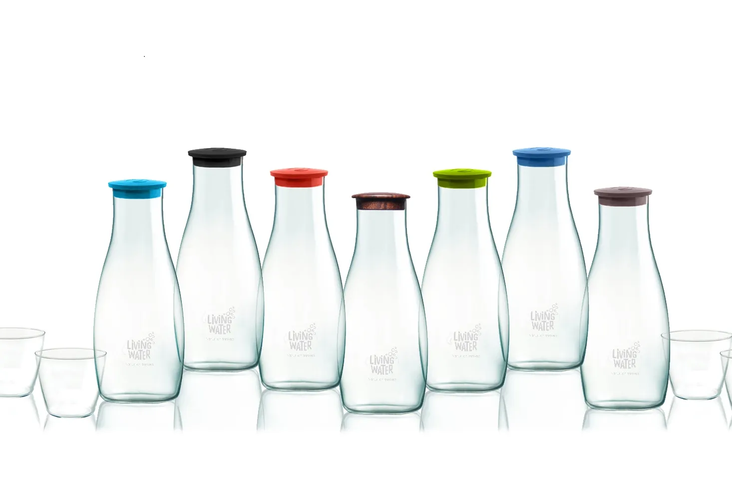 LivingTap Karaffe Sechs Glasflaschen mit bunten Verschlüssen und zwei Gläsern.