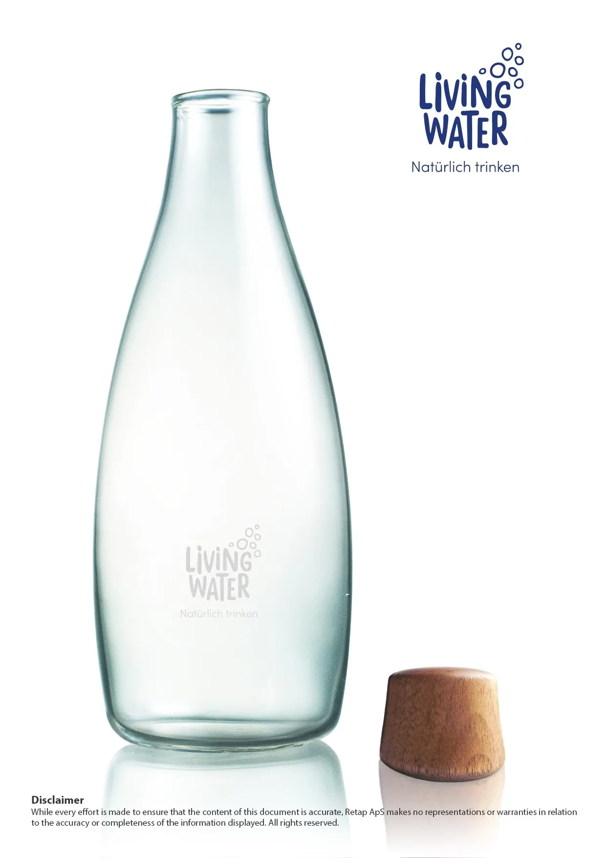 Ein klarer Glaswasserkrug mit einem Holzverschluss und dem Schriftzug "Living Water".