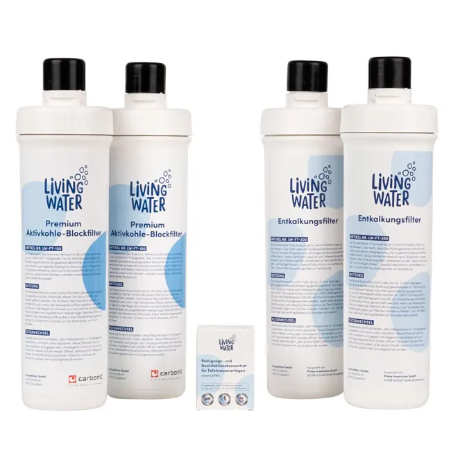 Vier Wasserfilter von Living Water: zwei Aktivkohle-Blockfilter und zwei Entkalkungsfilter, zusammen mit einer Reinigungsanleitung.