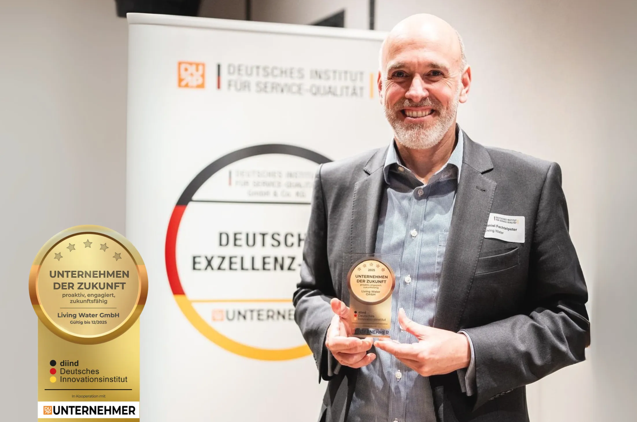Mann hält die Auszeichnung „Unternehmen der Zukunft“ in den Händen.