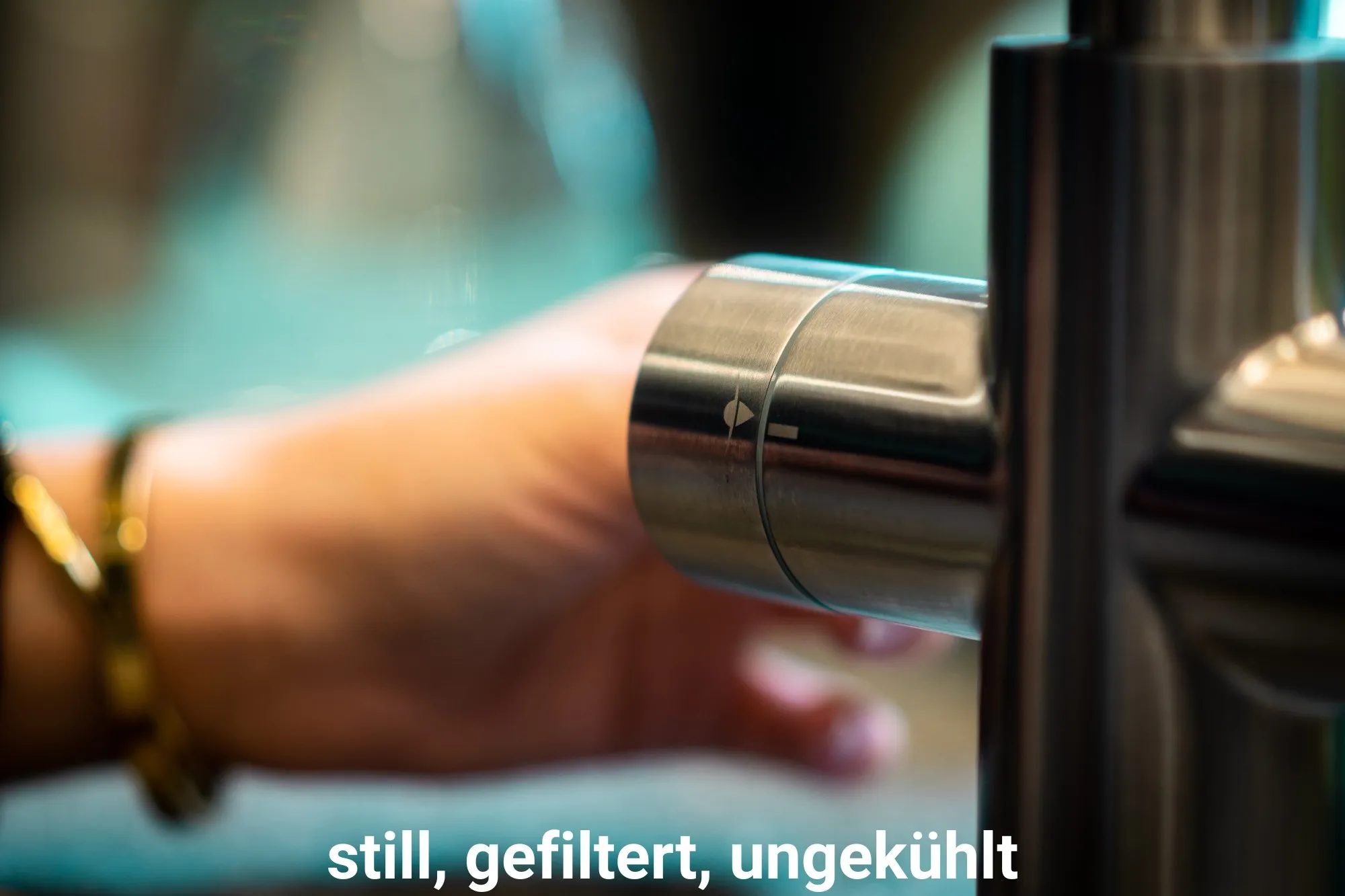 Bedienung des LivingTap Pro Wasserhahns Nahaufnahme einer Hand am Regler des LivingTap Pro Wasserhahns