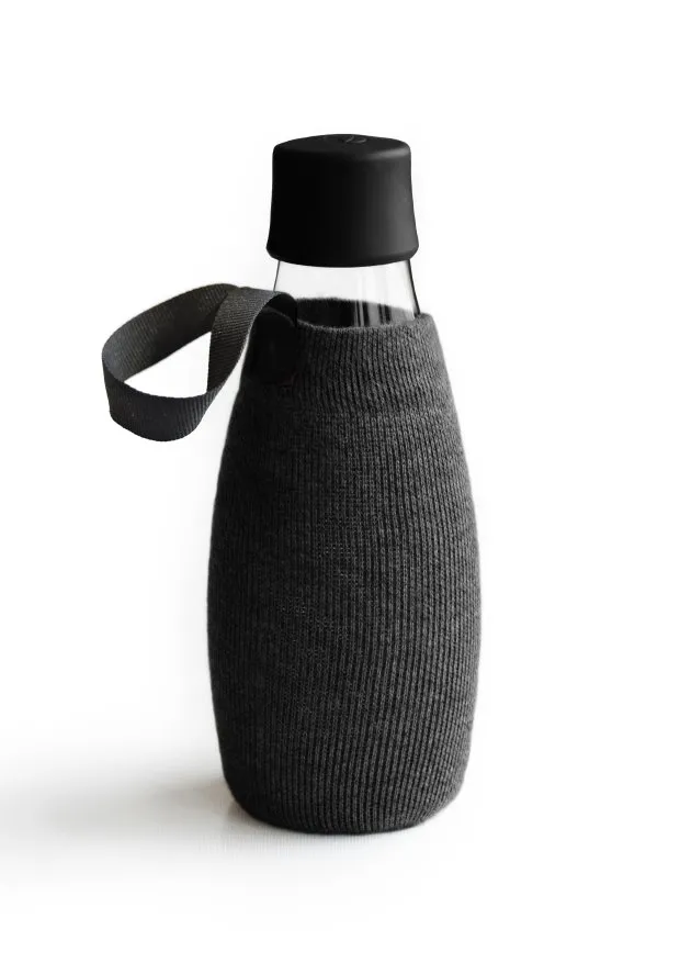 Eine Glasflasche mit einem grauen, gestrickten Bezug und einem schwarzen Deckel.