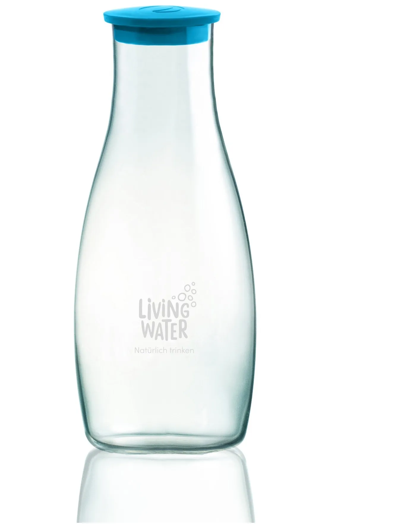 Eine klare Glasflasche mit blauer Kappe und der Aufschrift „Living Water – Natürlich trinken“.