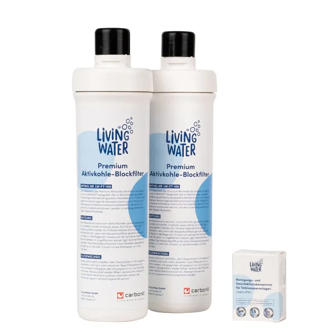 Zwei Premium Aktivkohle-Blockfilter von "Living Water" sowie eine Packung mit Reinigungs- und Desinfektionsmittel für Tiefenbrunnen.