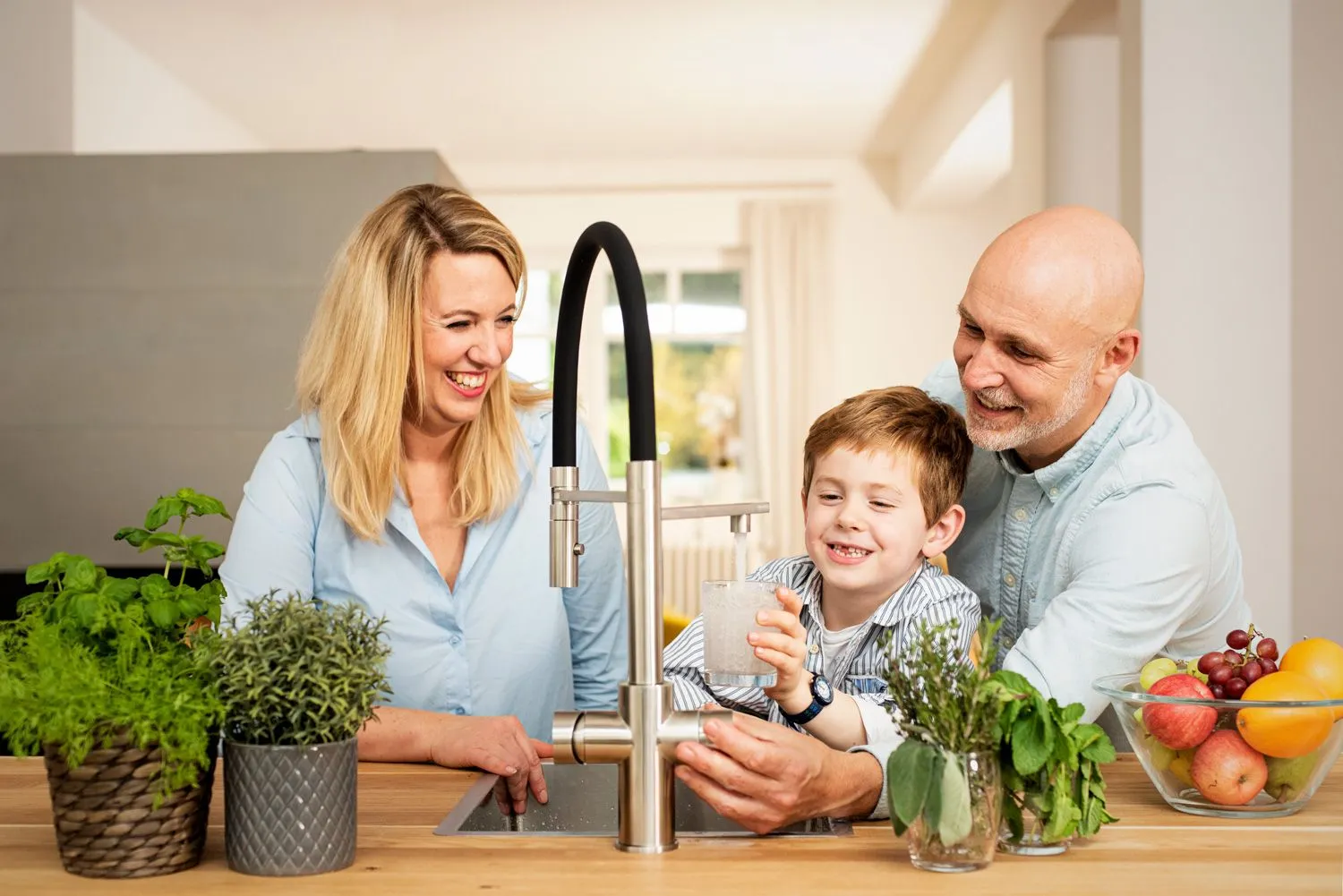 Familie nutzt einen LivingTap Wasserhahn in der Küche
